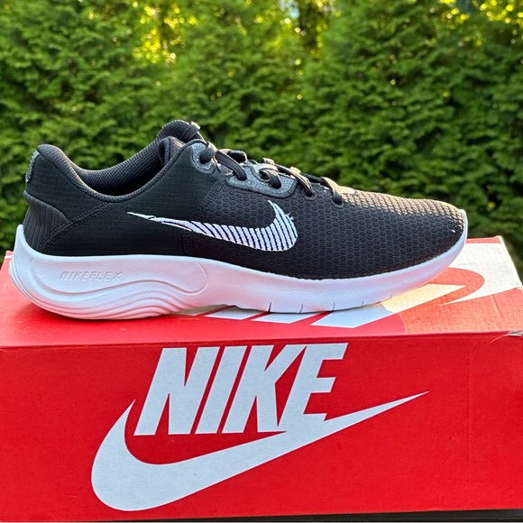 NEW Nike Flex Experience RN 11 NN Low Casual Sneaker - Womens US 10 | Mens 8.5 - Picture 2 of 10